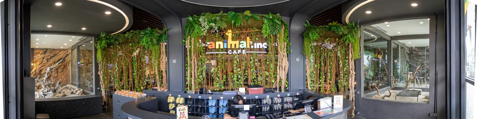 Suasana interior animal.inc dilihat dari sisi panjang ruangan