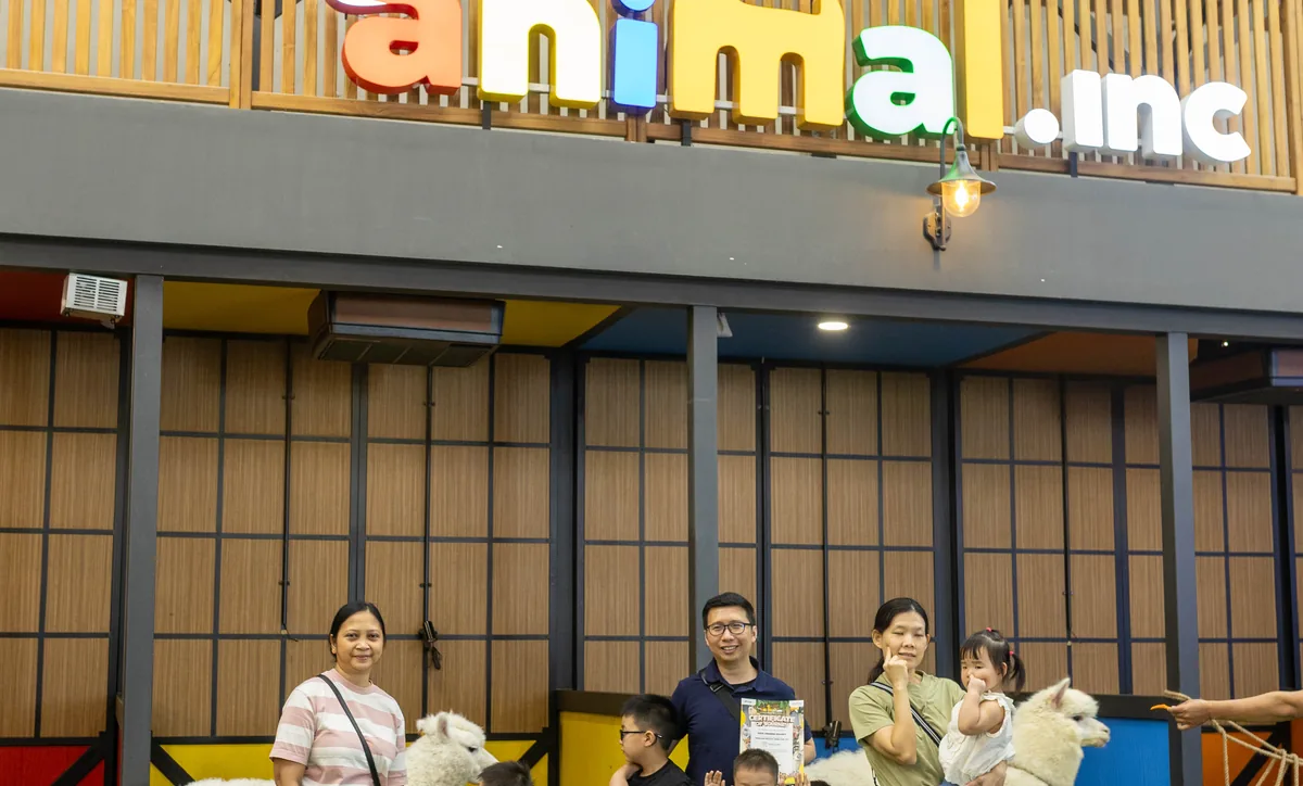 Sesi memberi makan bersama rombongan sekolah