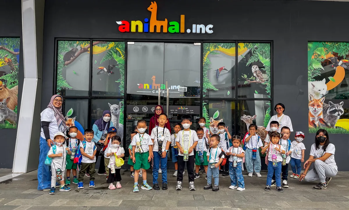 Anak-anak duduk bersama di akhir kunjungan